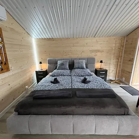 Fenyohazak 木屋 Buzsák